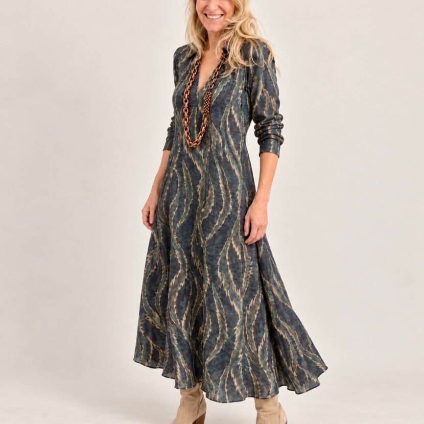 Vestido Selva estampado en tonos verdes con escote de pico, vista frontal