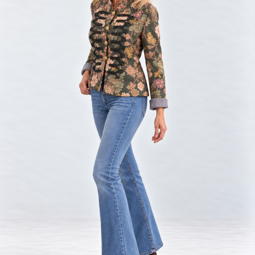 Chaqueta Versalles verde con flores y pasamanería delantera