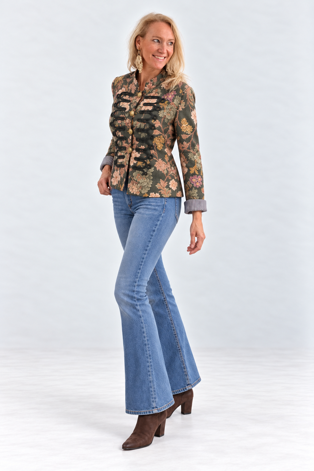 Chaqueta Versalles verde con flores y pasamanería delantera