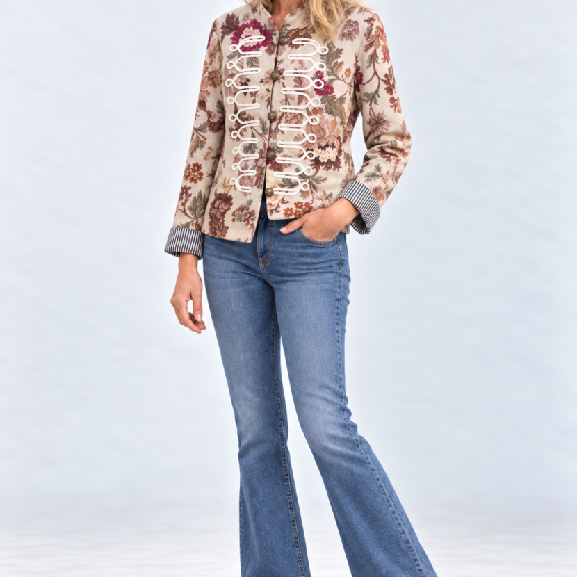 Chaqueta Versalles beige con estampado floral y pasamanería delantera