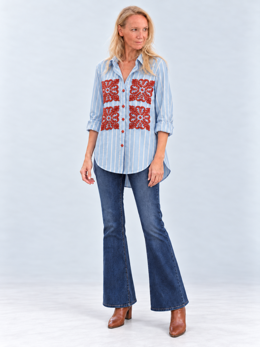Camisa azul claro de rayas blancas con bordados florales teja, vista frontal