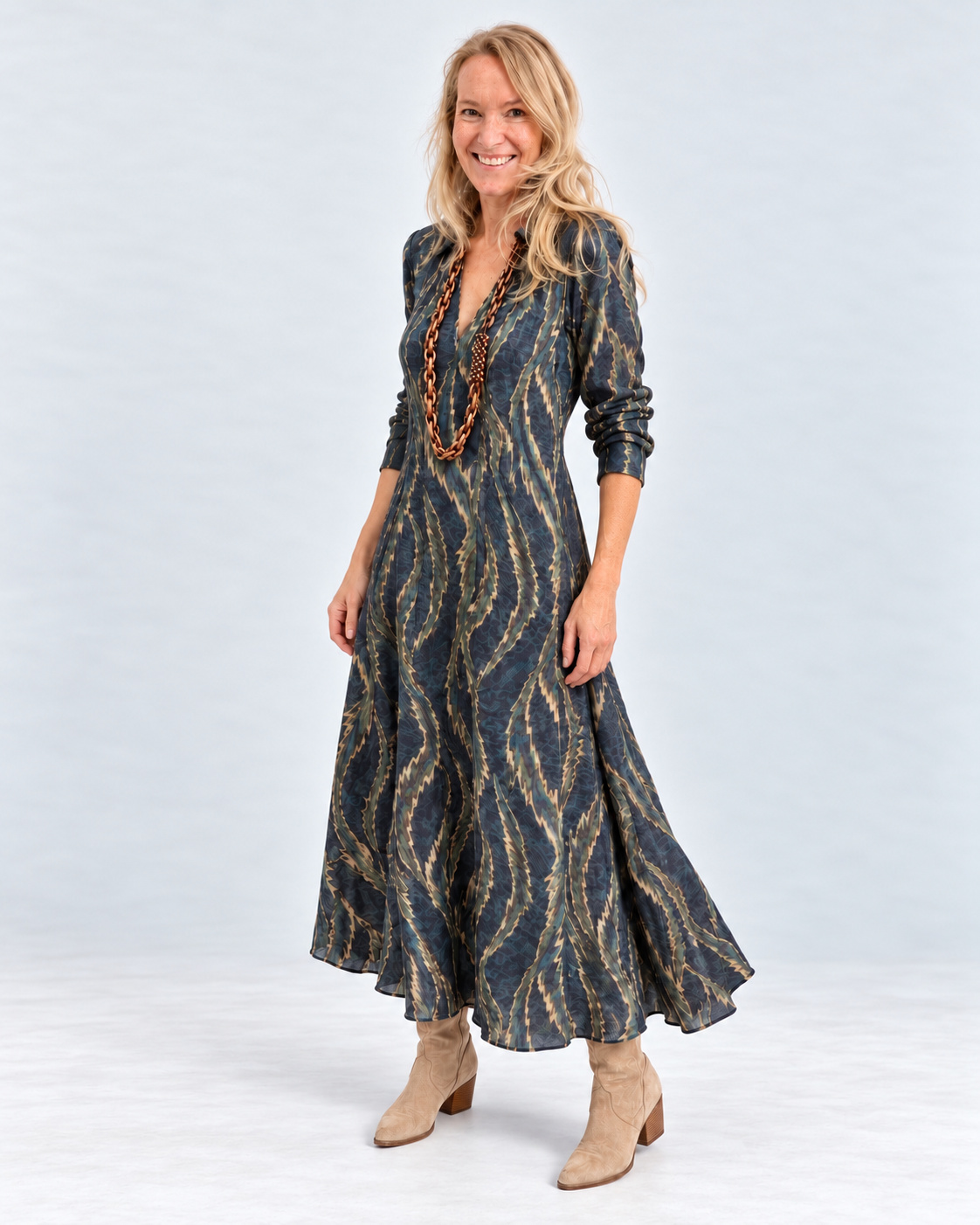 Vestido Selva estampado de frente con fondo de estudio